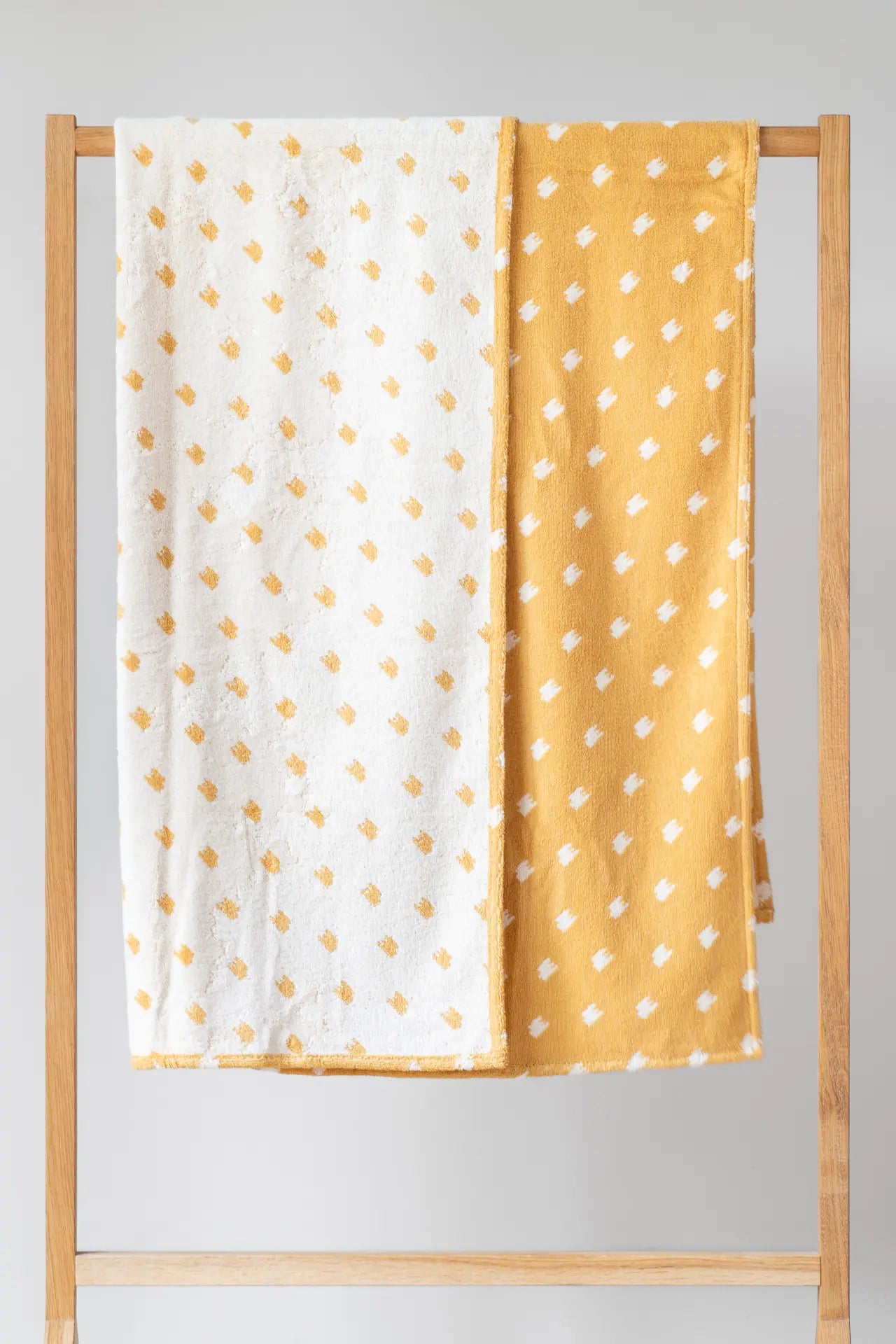 jacquard Beach Towel – pied-de-poule – yellow/ white