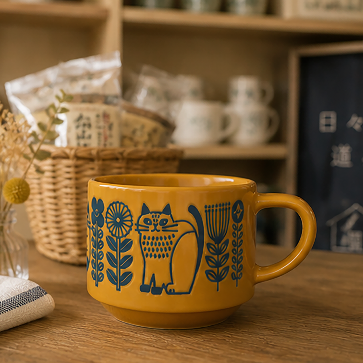 DECOLE coffee cup with embossed animal motif: Hedgehog