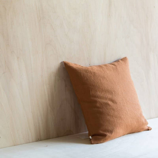 PLAIN WASHED LINEN CUSHION: Caramel flax / Without upholstery / 45 X 45 cm