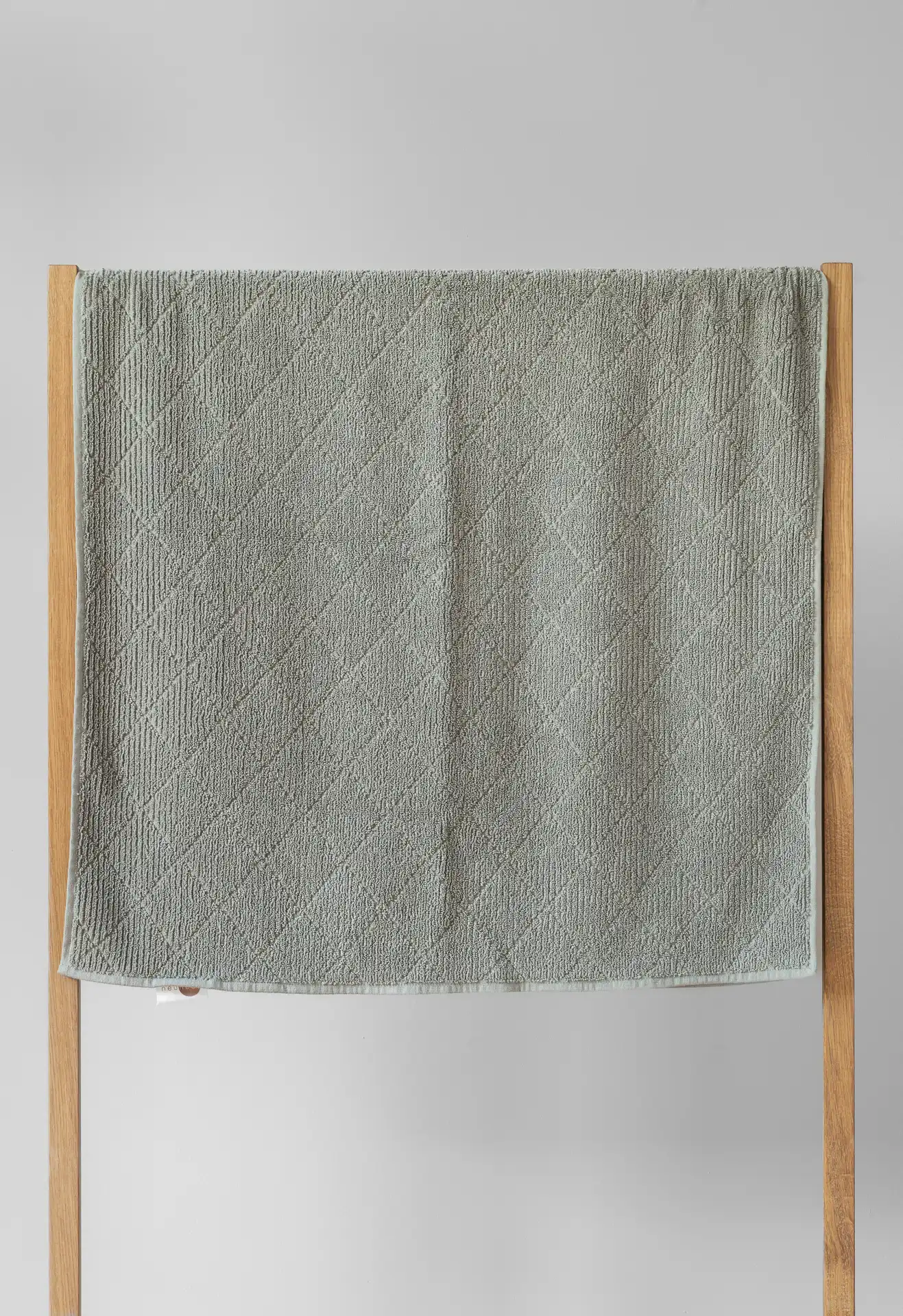 neunest-geometric-textured-cotton-terry-towel-moss-green